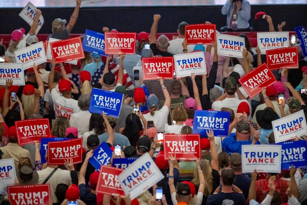 Simpatizantes asisten a un mitin del candidato presidencial republicano Donald Trump en un local de Asheville, Carolina del Norte