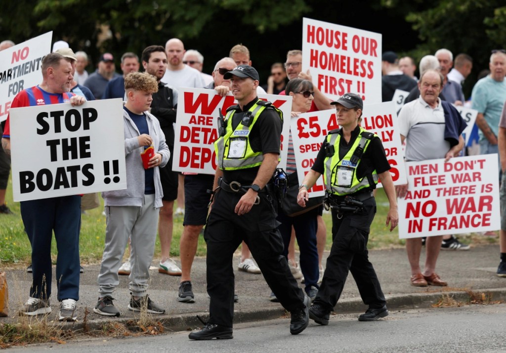 Manifestantes antiinmigración protestan frente a un hotel de Aldershot el domingo 4 pasado