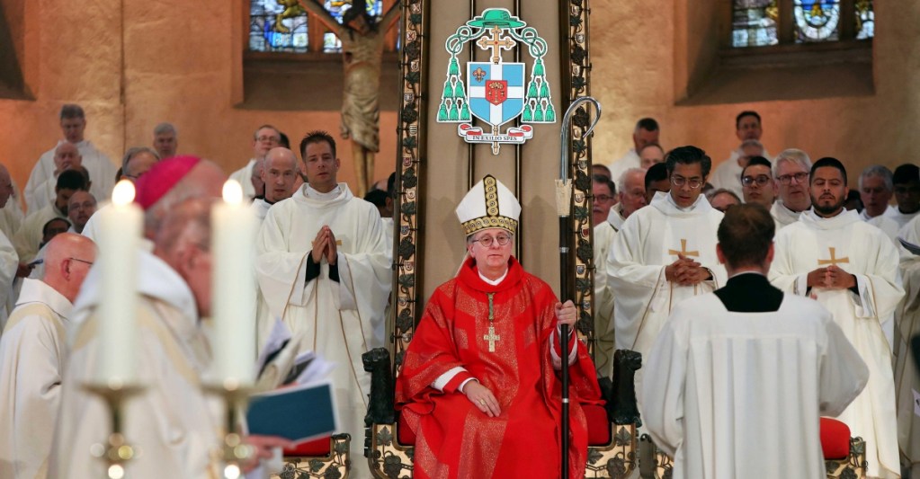 Monseñor Ron van den Hout al asumir como nuevo obispo de Roermond, Países bajos, en la Catedral de San Cristóbal en Roermond. El papa Francisco nombró a Ron van den Hout como el obispo número 25 de esa diócesis en junio de 2024, sucediendo al obispo Harrie Smeets