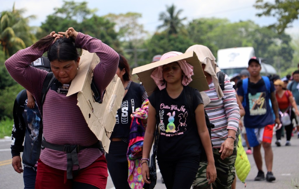 Migrantes que transitan por una carretera de Chiapas pidieron ayer sábado a la próxima presidenta de México, Claudia Sheinbaum, una ayuda para atender a la migración irregular que busca llegar a EE.UU.