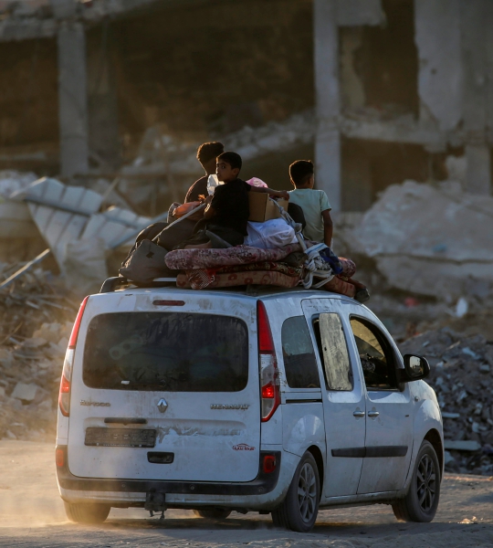 Desplazados palestinos abandonaron Khan Younis ayer después de una orden de desalojo