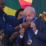 El presidente de Brasil, Luiz Inácio Lula da Silva, recibe una medalla durante un encuentro de ayer con atletas medallistas de París 2024