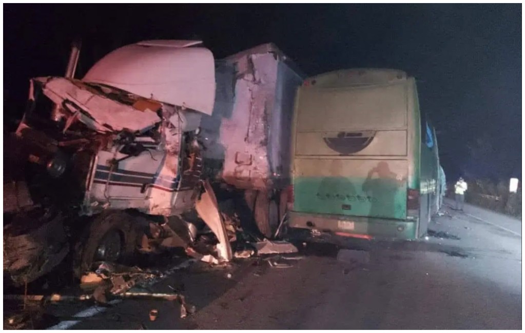 Ocho pasajeros de un autobús con destino a Cancún, Quintana Roo, fallecen tras un choque con un tráiler en la carretera Escárcega-Villahermosa