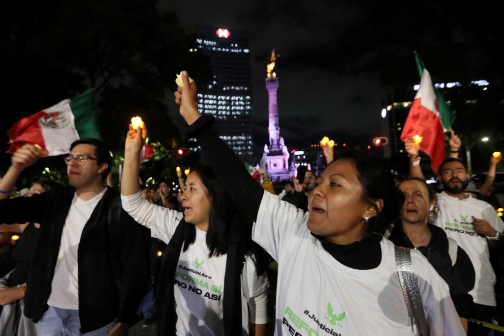 Protesta contra la reforma judicial, anteayer. Ayer, Beatriz Paredes, del PRI, y Miguel Ángel Mancera, del PRD, criticaron la postura de AMLO