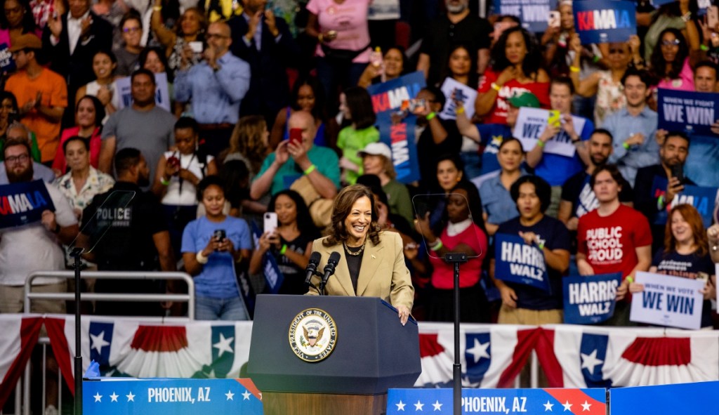 La candidata presidencial demócrata Kamala Harris habla durante un mitin de campaña en Phoenix, Arizona