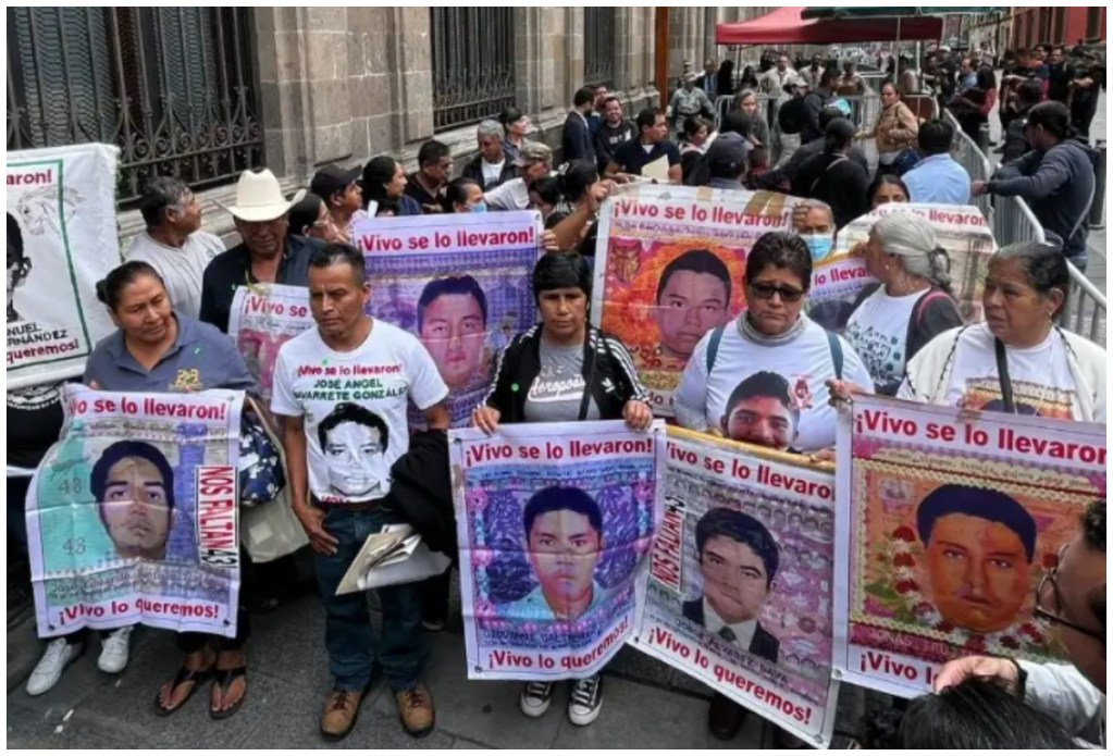 Padres de los 43 normalistas de Ayotzinapa dan por terminada su relación con AMLO tras incumplir su promesa por resolver el caso