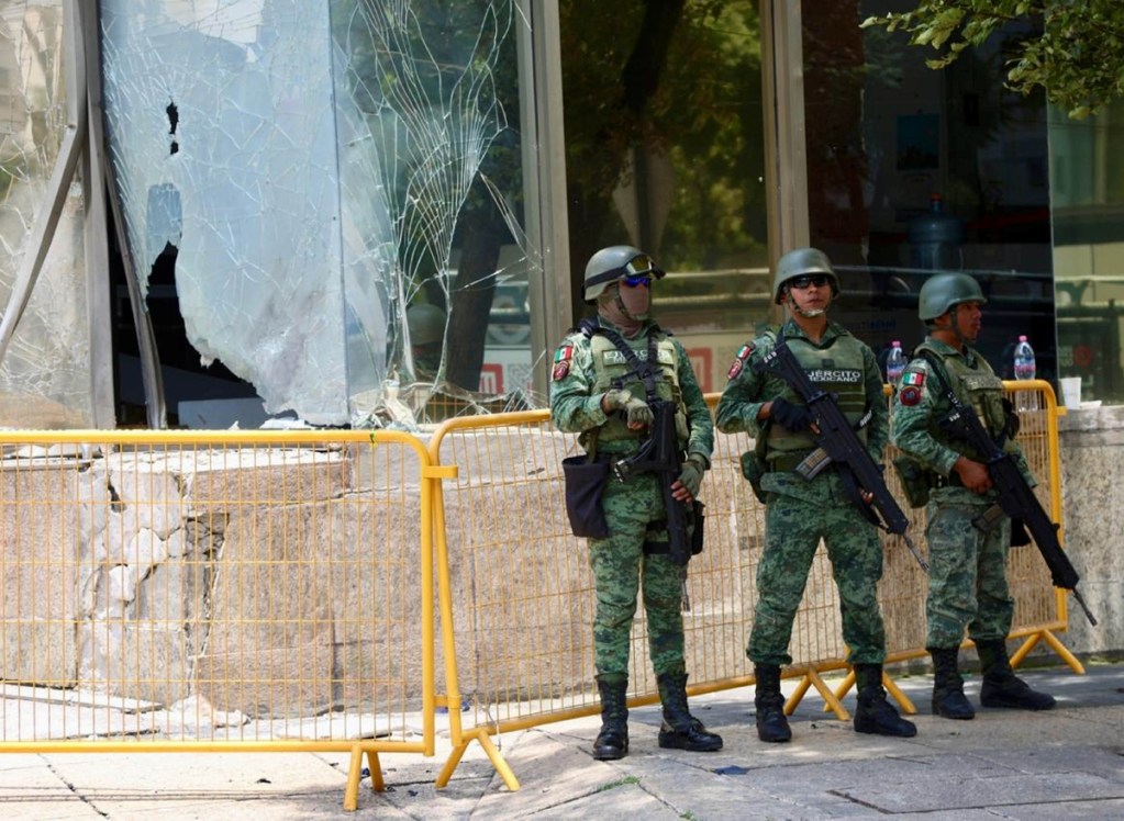 Elementos del Ejército custodian el exterior del edificio de la Secretaría del Bienestar en Ciudad de México, después de que alguien lanzó fuegos artificiales contra la estructura. No se reportaron heridos