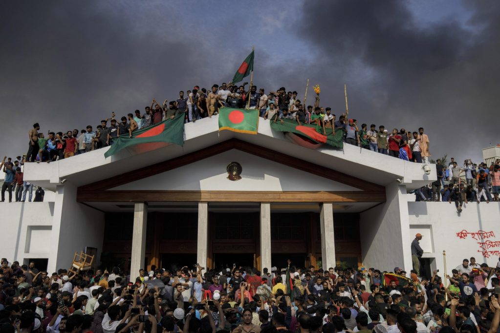 Sheikh Hasina, primera ministra de Bangladesh, huye del país tras un mes de protestas en su contra, dando fin a 15 años de mandato