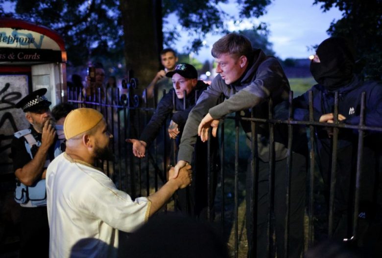 Grandes manifestaciones en contra del racismo se llevaron a cabo ayer en varias localidades de Inglaterra, siendo una de las más destacadas Liverpool, tras una tragedia ocurrida el lunes que motivó reacciones violentas por parte de extremistas de derecha