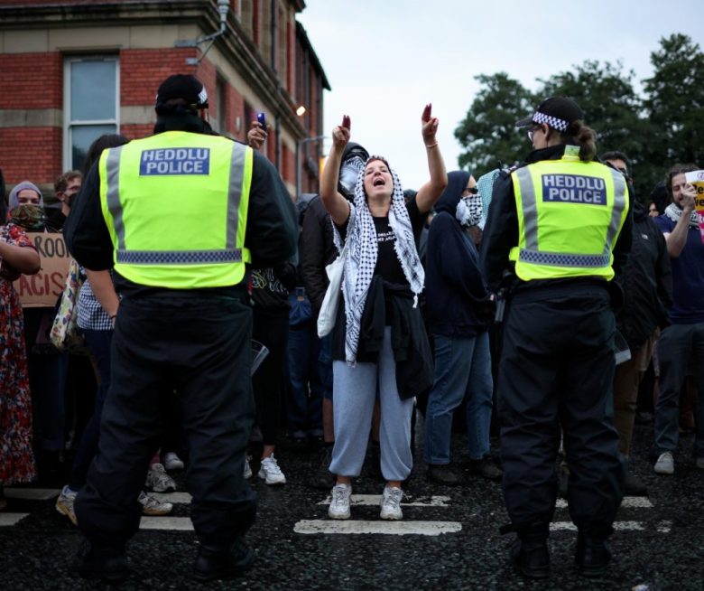 Liverpool (Reino Unido), 02/08/2024.- Protestantes antirracistas participan en una manifestación en la mezquita Abdullah Quilliam en Liverpool, Gran Bretaña, el 02 de agosto de 2024. Personas se reunieron en la mezquita de Liverpool, que fue la primera en Inglaterra, en respuesta a la amenaza de violencia de extrema derecha tras el mortal ataque en Southport. (Protestas, Reino Unido) EFE/EPA/ADAM VAUGHAN