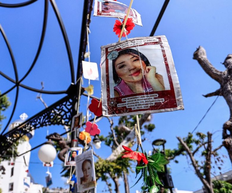 Fotografías de desaparecidos fueron colgadas en una glorieta de la Avenida Reforma de CDMX, como parte de una protesta de familias que exigen al gobierno que haga más para ayudar a hallar a sus seres queridos, en el Día Internacional de las Víctimas de las Desapariciones Forzadas