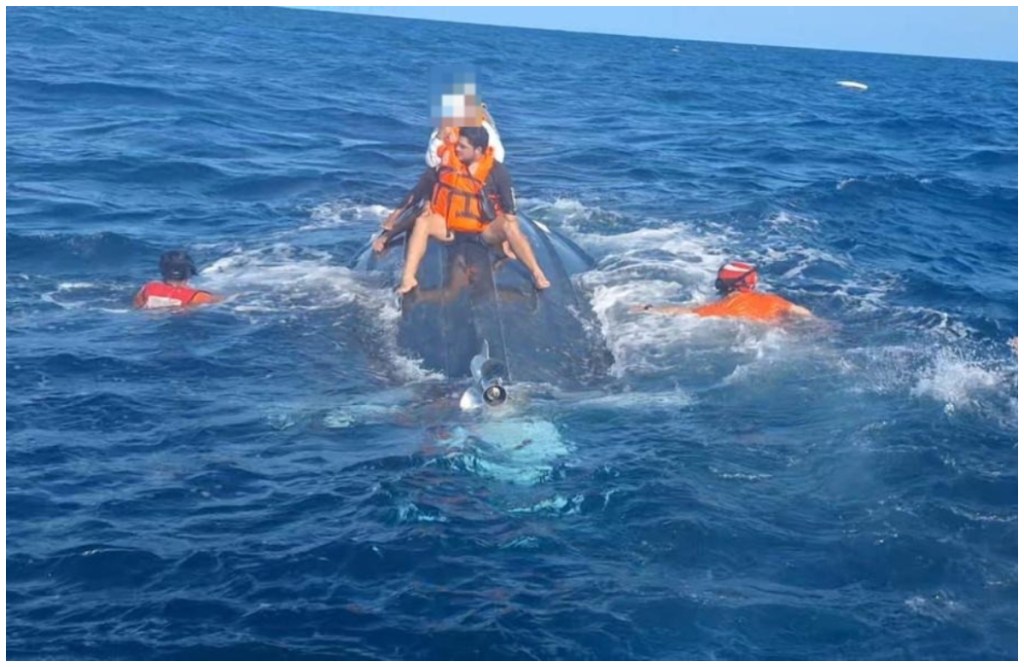 Tres hombres realizaban actividades de pesca deportiva en las playas de Acapulco, Guerrero cuando su embarcación comenzó a hundirse