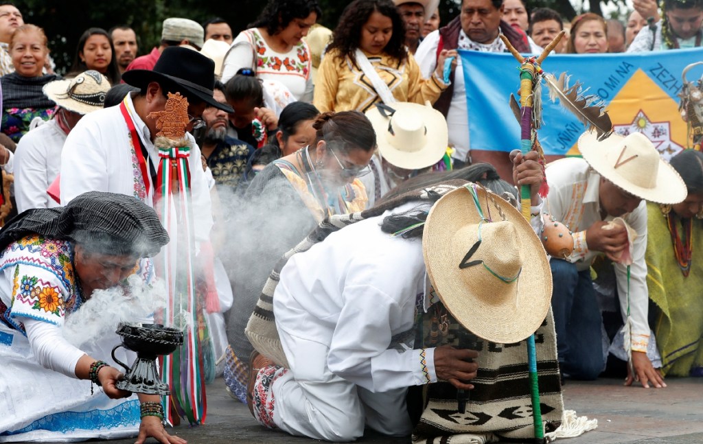 Integrantes del Consejo Nacional de Pueblos Indígenas realizan un ritual en la Plaza de las Tres Culturas en Tlatelolco en el marco de una asamblea por la reforma legal sobre las comunidades originarias