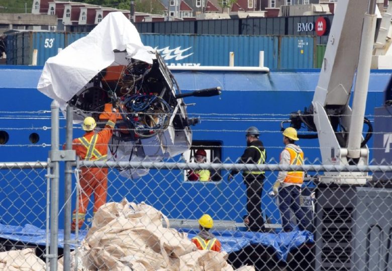 Restos del “Titán”, recuperados del fondo del océano, son descargados del barco “Horizon Artic” en el muelle de la guardia costera de Canadá en San Juan de Terranova, el 28 de junio de 2023, diez días después de la última inmersión del célebre minisumergible