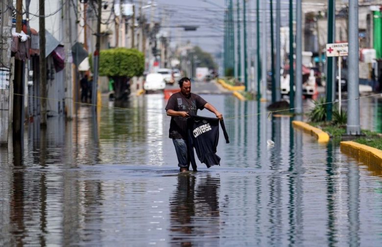 La inundación se agrava en calles de la colonia San Miguel Jacalones, cercana a Culturas de México, en el municipio de Chalco, Estado de México, luego de las incesantes lluvias de las útlimas horas