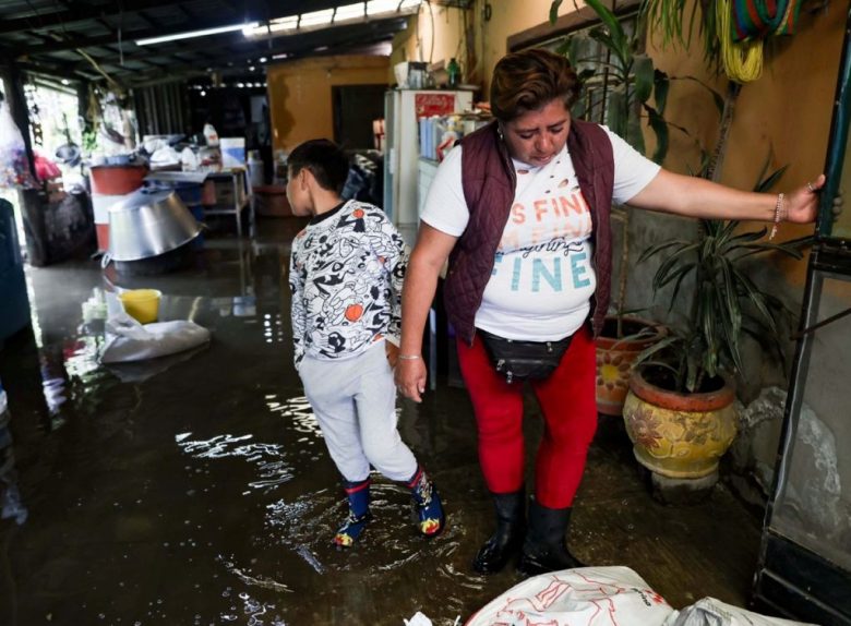 Diversos aspectos de la inundación en la colonia San Miguel Jacalones, cercana a Culturas de México, en el municipio de Chalco, Estado de México. Vecinos se siente abandonados por las autoridades y dicen que el apoyo no llega pese a la situación