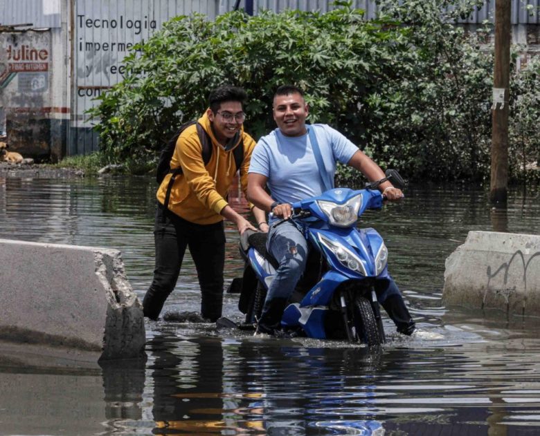 Los habitantes afectados tienen que caminar entre las aguas residuales, muchos solamente con sandalias porque no tienen para comprar botas, lo que eleva el riesgo de enfermedades