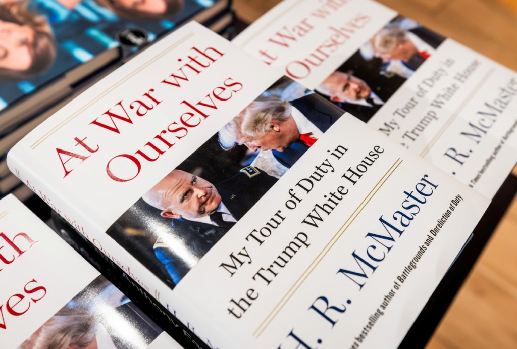 Portada del nuevo libro “En guerra con nosotros mismos: mi período de servicio en la Casa Blanca de Trump”, que salió a la venta ayer en EE.UU., escrito por H. R. McMaster, exasesor de seguridad del expresidente