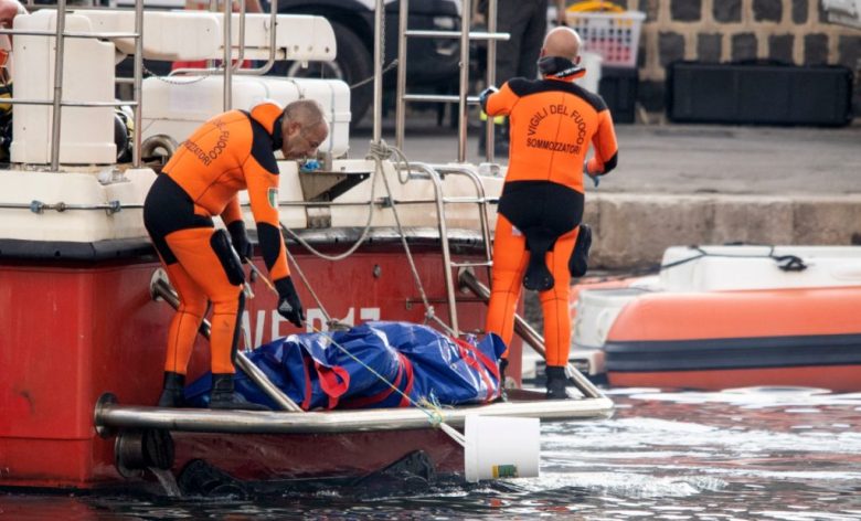 El cuerpo sin vida de del empresario tecnológico británico Mike Lynch, la quinta persona desaparecida de la tragedia del “Bayesian”, es llevado a la orilla por buzos de los bomberos, en Porticello, Sicilia