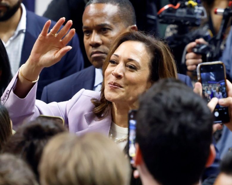 La vicepresidenta Kamala Harris, candidata presidencial demócrata, saluda a sus partidarios en Minnesota, en una reunión del sábado 10