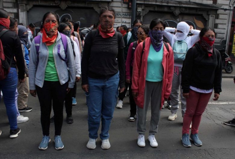 A la izquierda, jóvenes con los rostros cubiertos lanzan proyectiles explosivos luego de un mitin de los familiares de los 43 estudiantes desaparecidos de Ayotzinapa. Debajo, alumnas normalistas