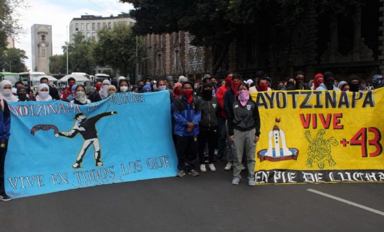 43-de-ayotzinapa-activistas-lanzan-explosivos-contra-segob-en-cdmx