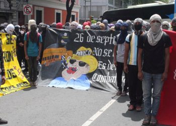 43 de Ayotzinapa: Activistas lanzan explosivos contra Segob en CDMX