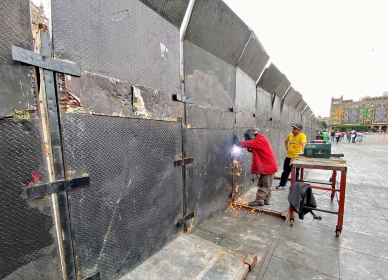 Trabajadores colocan vallas frente a la fachada de Palacio Nacional como medida de seguridad, debido a la marcha que se realizará este jueves 26 de septiembre al cumplirse 10 años de la desaparición de los 43 estudiantes de la escuela normal rural “Isidro Burgos” de Ayotzinapa