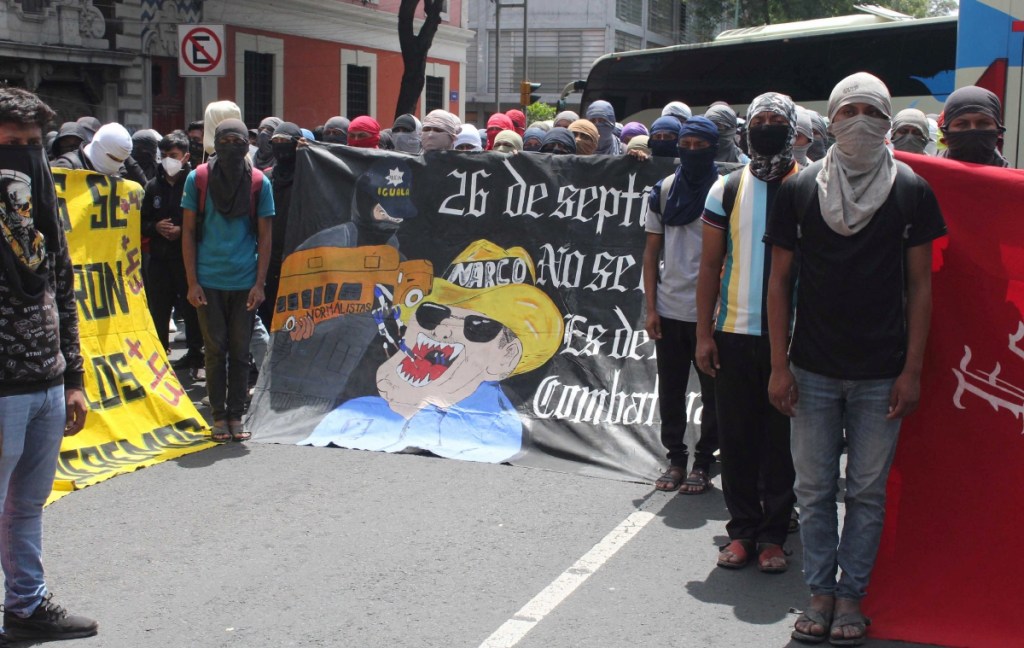 Estudiantes de diversas escuelas Normalistas arribaron ayer a Gobernación. Al finalizar el mitin de los familiares de los 43 desaparecidos de Ayotzinapa, un grupo lanzó artefactos explosivos al edificio