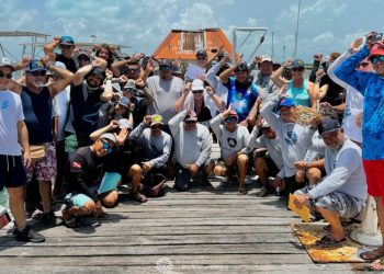 Iniciativa en el Caribe Mexicano: Pescadores Transforman la Pesca en Turismo para Salvar Tiburones