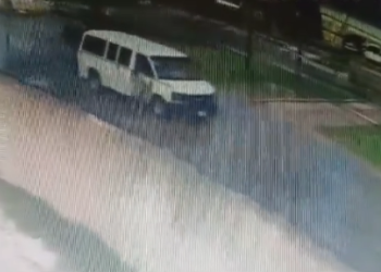 ¡Preocupación en Cancún! Un hombre con esquizofrenia aterroriza a conductores en plena Avenida Bonampak y la policía sigue sin actuar