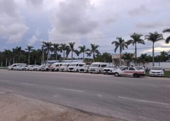 Protesta de transportistas en Cancún contra Uber culmina en enfrentamiento en el aeropuerto