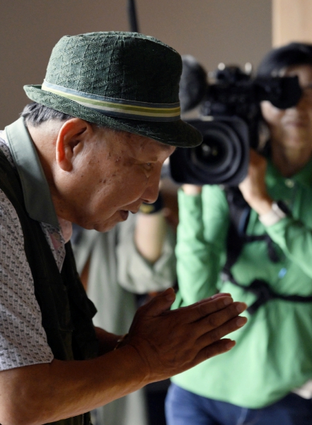 Iwao Hakamada ora en un templo en Hamamatsu, Japón, tras ser absuelto ayer