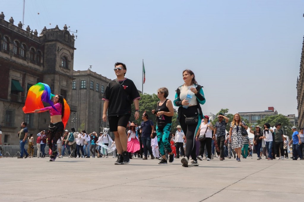 Habitantes y visitantes caminan en el Zócalo de Ciudad de México. La imagen es de redes sociales