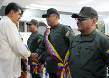 Acusa presunto complot en Venezuela