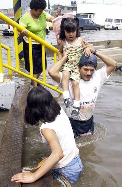 Foto histórica: vecinos surcan una inundación por aguas negras en Valle de Chalco, en 2003