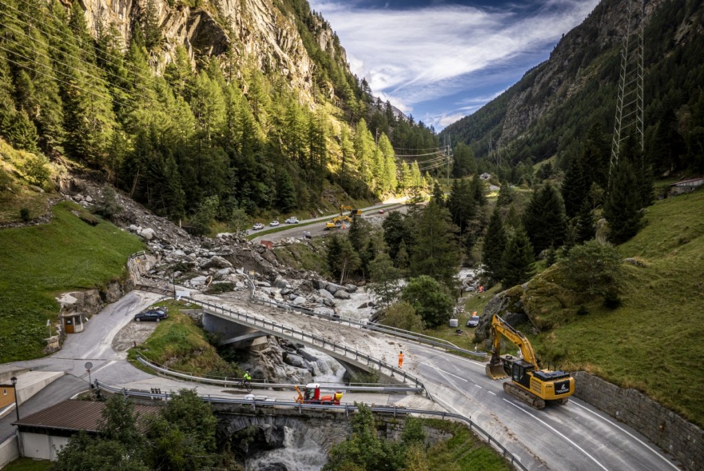 Daños causados ​​por un deslizamiento de tierra en la carretera cantonal, en el valle del Saas, en la región del Alto Valais, sur de Suiza