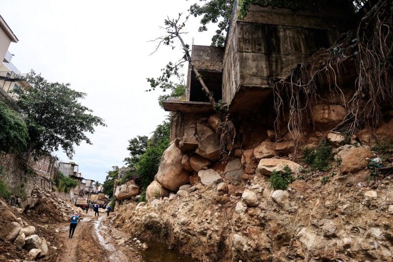 Autoridades municipales trabajan en la limpieza del canal del río del Camarón, donde se temen inundaciones o deslaves por las lluvias del huracán Jhon (Foto de EFE)