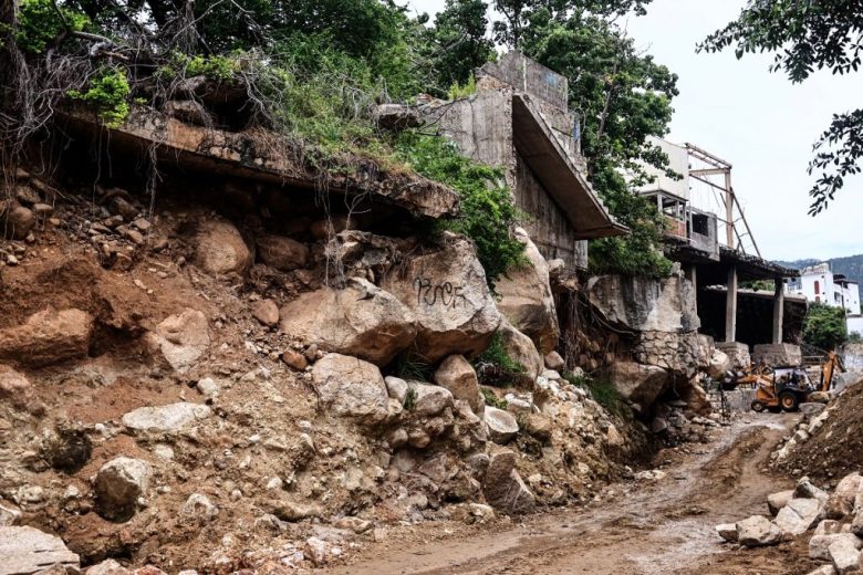 Autoridades municipales trabajan en la limpieza del canal del río del Camarón, donde se temen inundaciones o deslaves por las lluvias del huracán Jhon (Foto de EFE)