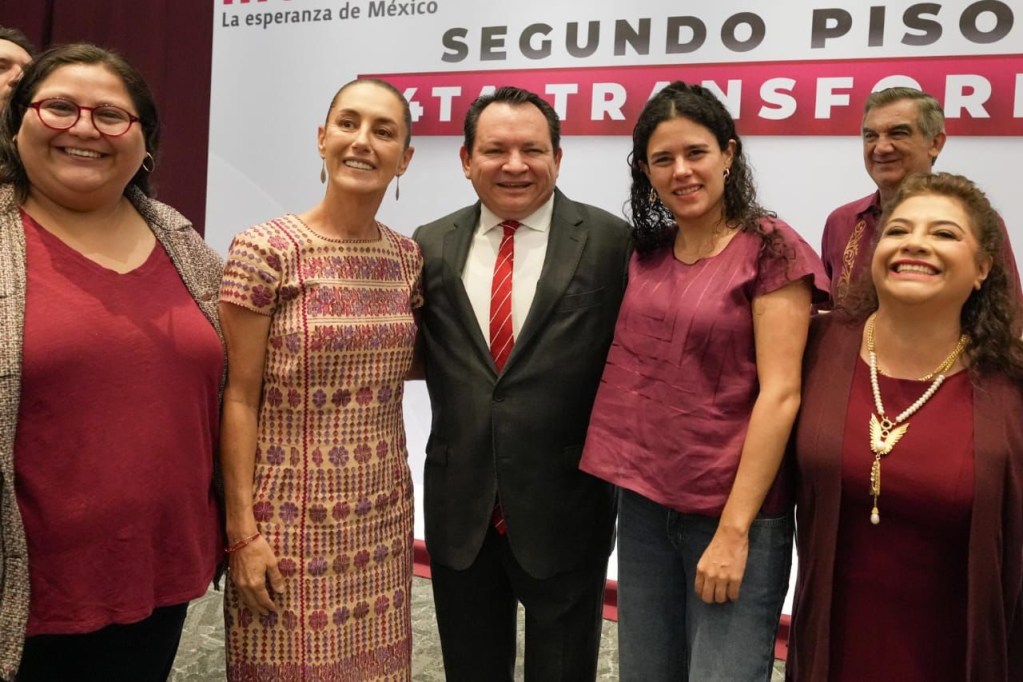 Joaquín Díaz Mena, flanqueado por Claudia Sheinbaum Pardo (izquierda), presidenta electa, y Luisa María Alcalde Luján, nueva presidenta nacional de Morena