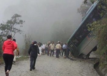 Autobús con turistas mexicanos vuelca rumbo a Machu Picchu, en Perú