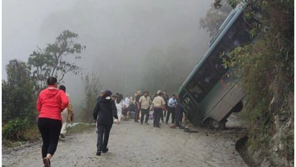 Un autobús en el que viajaban turistas mexicanos se salió del camino y volcó rumbo a Machu Picchu, en Perú