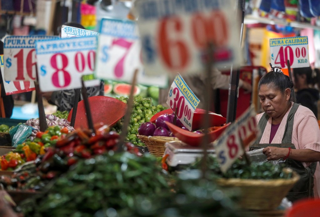 Los productos de la canasta básica han sido afectos por la inflación durante los últimos años, señalaron analistas sobre la meta de Banxico