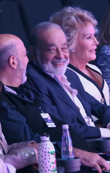 El magnate Carlos Slim, en el foro “México Siglo XXI” en el Auditorio Nacional, ayer. A la izquierda, la presentación del expresidente Bill Clinton