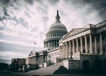 Cámara Baja de EE.UU. aprueba ley para prorrogar presupuestos y evitar cierre del gobierno