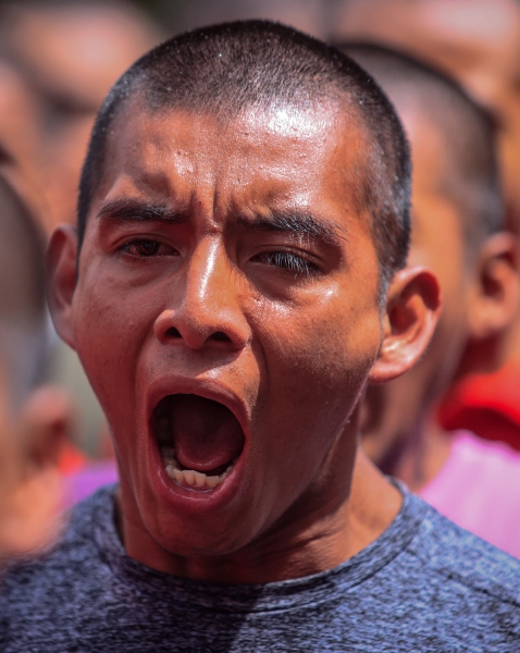 Un estudiante durante la manifestación de ayer en la escuela rural “Raúl Isidro Burgos”