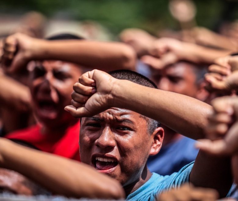 Estudiantes normalistas provenientes de todo México se dieron cita en la Escuela Rural de Ayotzinapa, en Guerrero, para conmemorar el décimo aniversario de la desaparición de los 43 jóvenes de dicha institución junto a los familiares. Debajo, jóvenes manifestantes gritando consignas