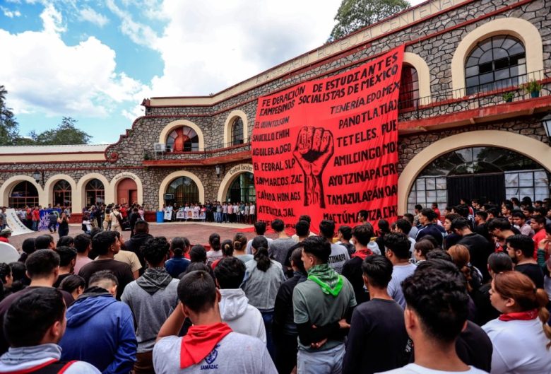 Familiares sostienen carteles con imágenes de los 43 jóvenes desaparecidos, en la escuela Normal “Raúl Isidro Burgos”, a 10 años de los hechos. A la derecha, estudiantes que se reunieron ayer en la escuela de Ayotzinapa, en Guerrero