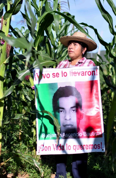 Alumnas normalistas de varias escuelas se reunieron ayer domingo en la escuela rural “Raúl Isidro Burgos” para manifestarse, a 10 años de la desaparición de sus 43 compañeros de Ayotzinapa. A la izquierda, un altar en su memoria