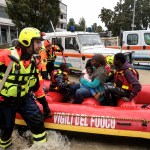 Voluntarios de Protección Civil y bomberos ayudan a las víctimas de las inundaciones que fueron desalojadas de una zona inundada en vía Cimatti, en la ciudad de Faenza, región de Emilia-Romaña, norte de Italia